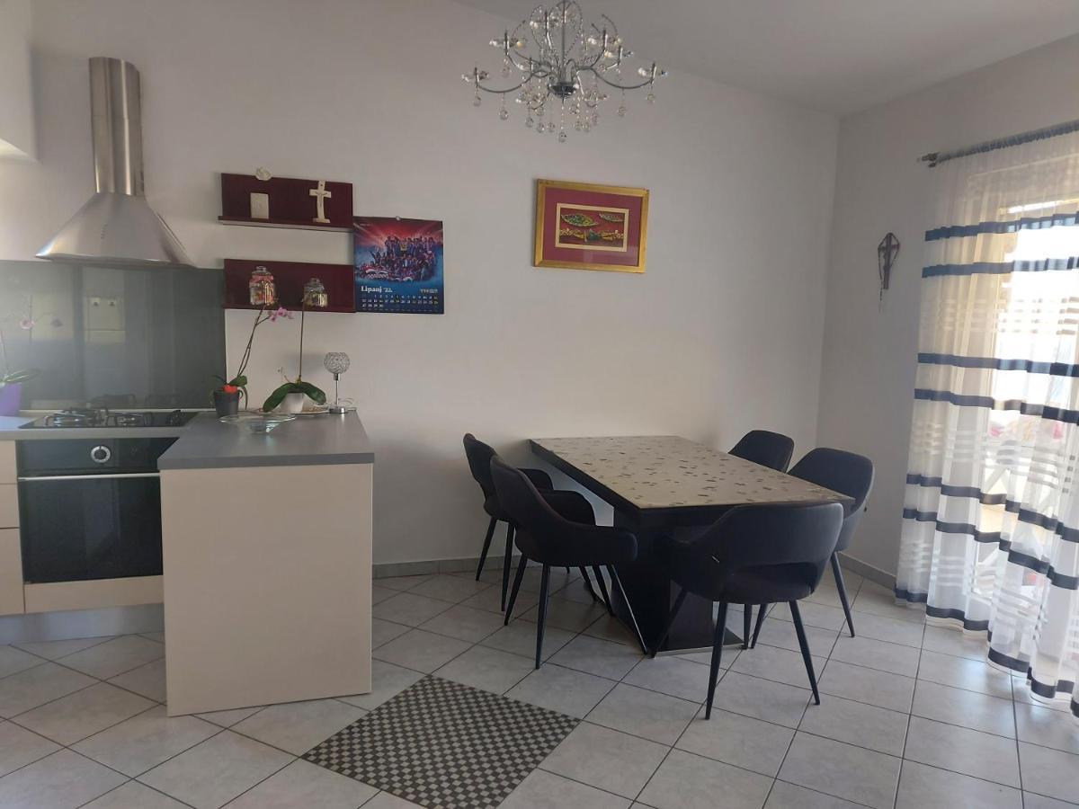 Appartement Lara & Vito à Metajna Extérieur photo